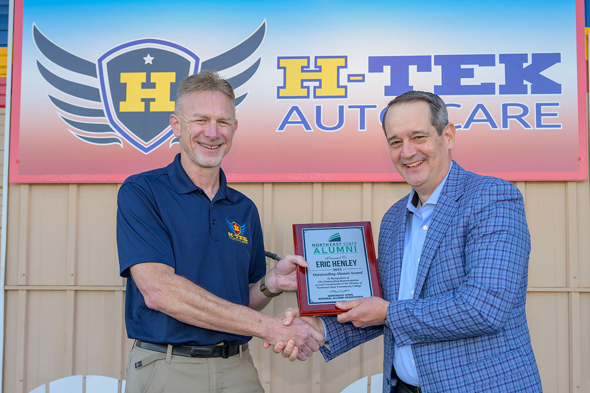 Outstanding 校友 Eric Henley being presented a plaque by 博彩平台 State President Dr. Jeff McCord